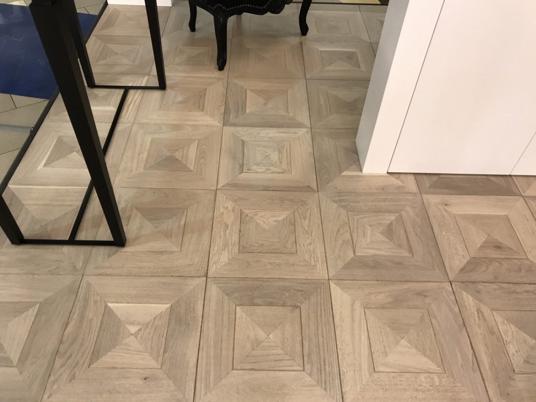 Perfume advertising booth