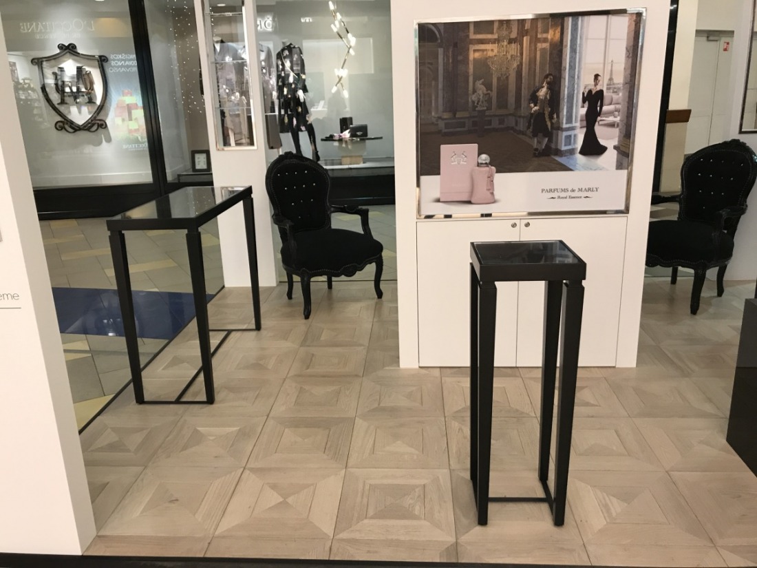 Perfume advertising booth